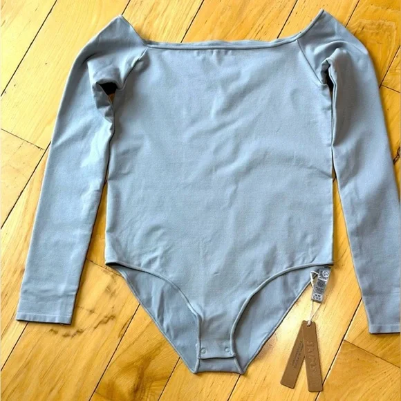 NWT SKIMS Essential Off-The-Shoulder Bodysuit - Picture 1 of 3